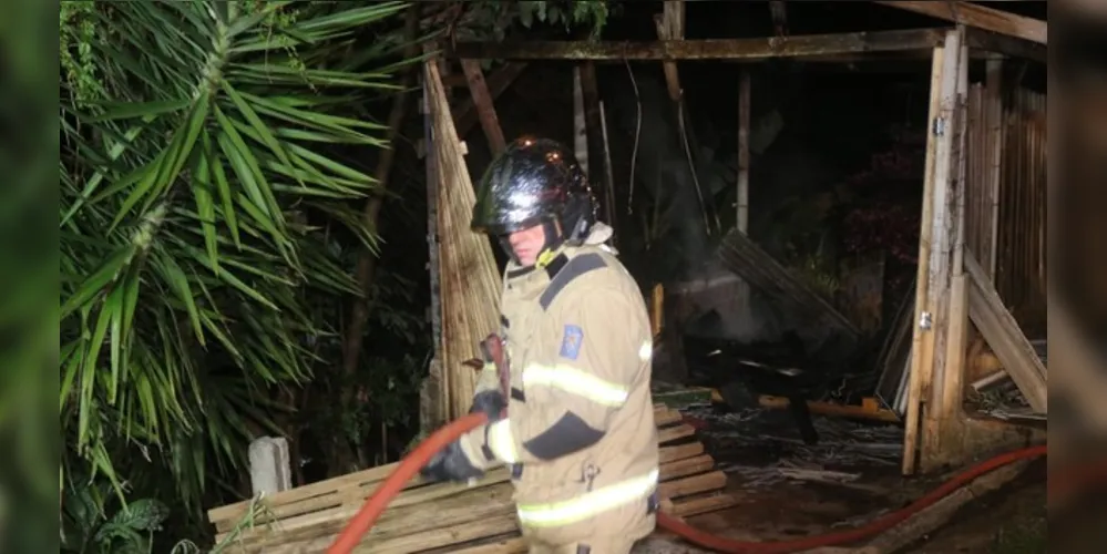 Fogo atingiu garagem da casa no bairro da Ronda