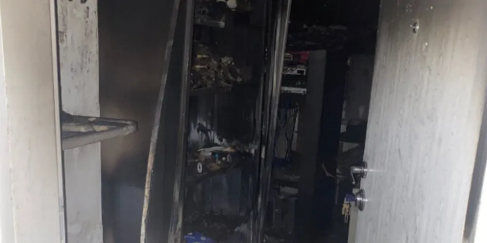 Sala ficou completamente destruída após o incêndio