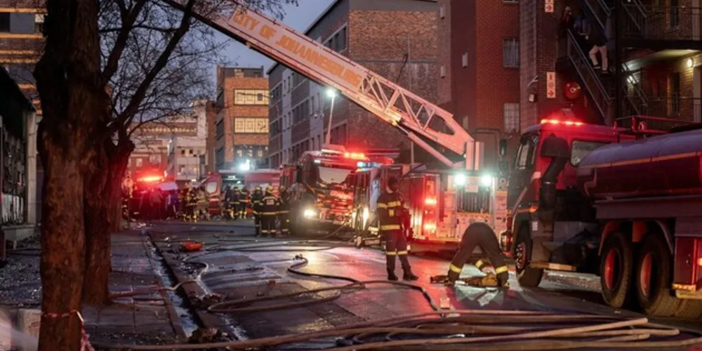 Segundo autoridades municipais, ao menos 73 pessoas morreram e 43 ficaram feridas, em uma das piores tragédias da África do Sul de que se tem memória