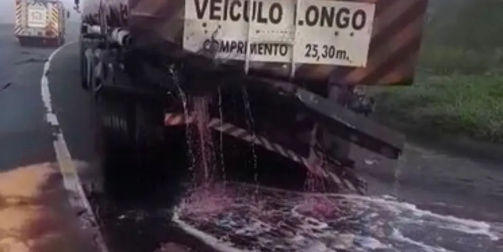 Carga de diesel de um dos caminhões vazou na pista