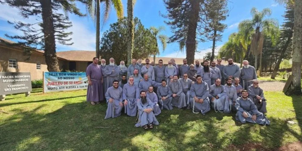 Ao todo, mais de 600 pessoas acompanharam a missa presidida pelo bispo Dom Sergio Arthur Braschi, na matriz da Paróquia São Pedro Apóstolo, no Bairro Sabará