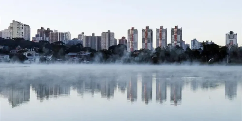 No Paraná, apenas uma pequena faixa na divisa com Santa Catarina deve ter marcas mais baixas, mas sem contudo repetir o frio extremo visto em julho