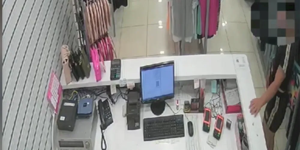 Imagem ilustrativa da imagem Mulher furta celular em loja do Calçadão de PG; veja vídeo
