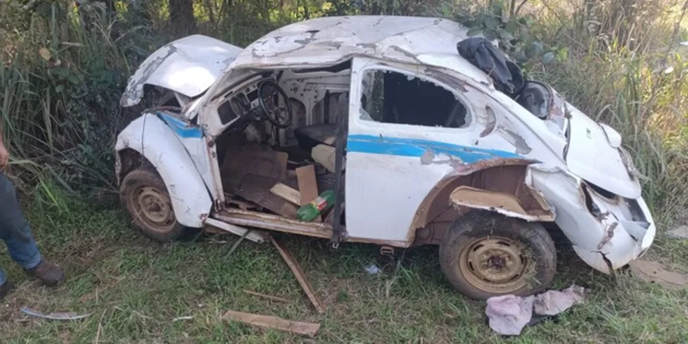 Motorista do Fusca teria colidido contra uma árvore e capotado na sequência