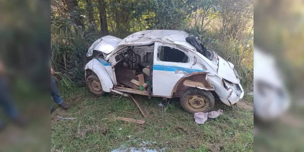 Motorista do Fusca teria colidido contra uma árvore e capotado na sequência