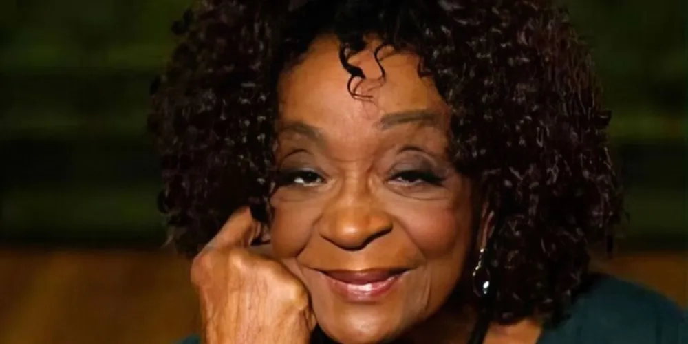 Léa Garcia posa para foto.