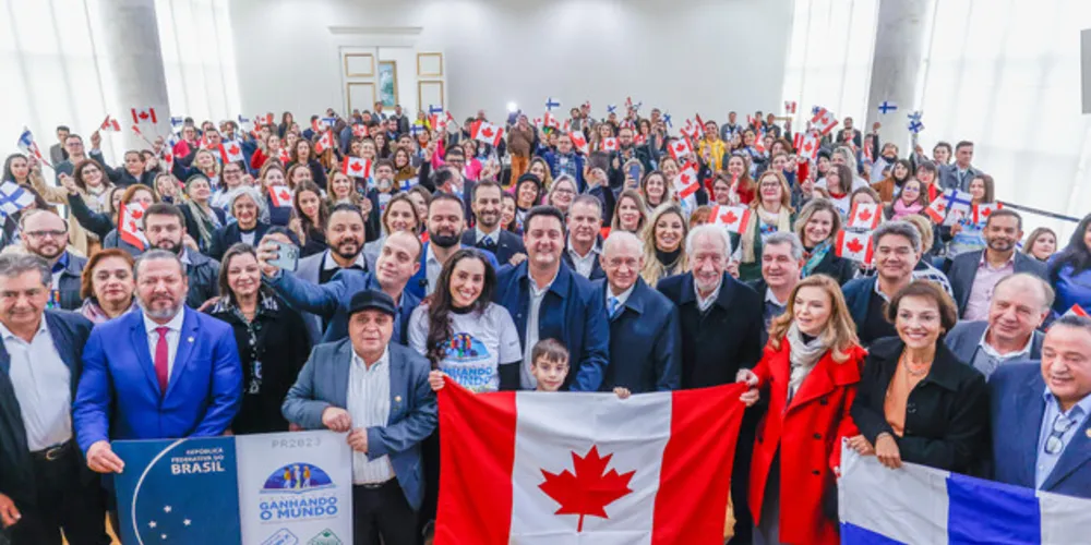 Governador Carlos Massa Ratinho Jr participa do encontro com professores do Projeto Ganhando o Mundo que irão viajar para o Canadá e Finlândia