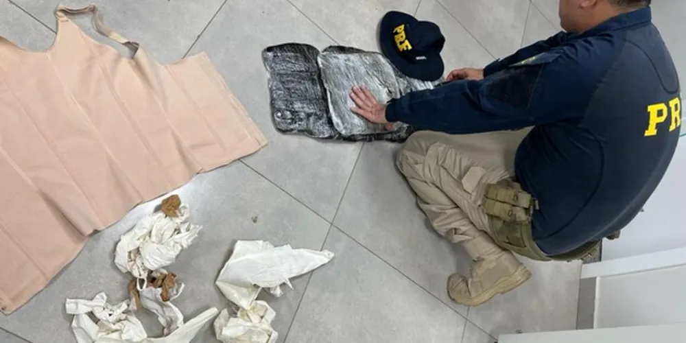 A equipe PRF em fiscalização a um táxi vindo de Salto del Guairá, no Paraguai, localizou a droga com a passageira