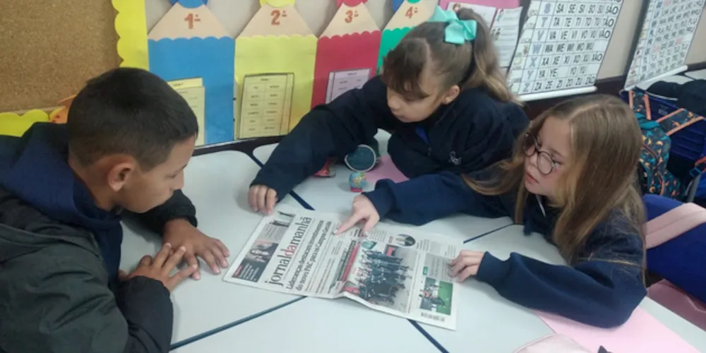 Os alunos exploraram o jornal em sala de aula e baseados em um dos conteúdos criaram suas próprias poesias sobre a cidade de Ponta grossa