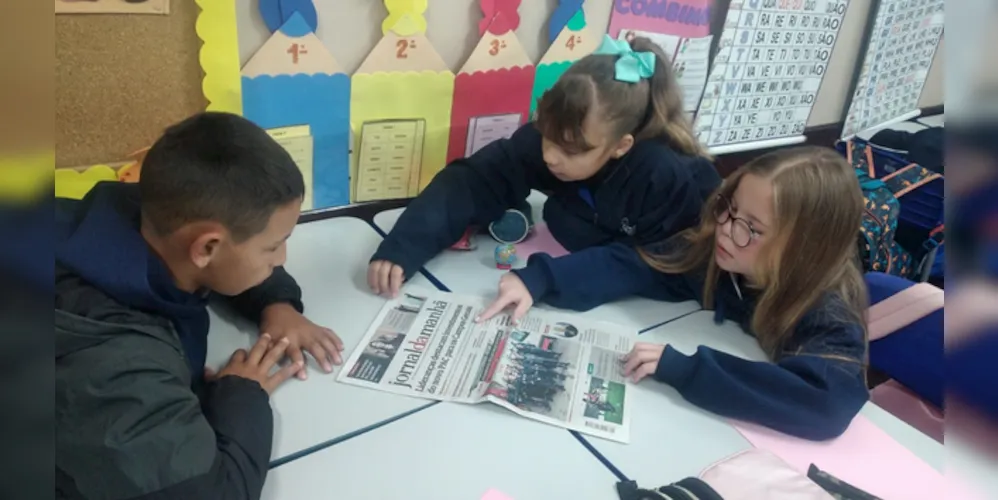 Os alunos exploraram o jornal em sala de aula e baseados em um dos conteúdos criaram suas próprias poesias sobre a cidade de Ponta grossa