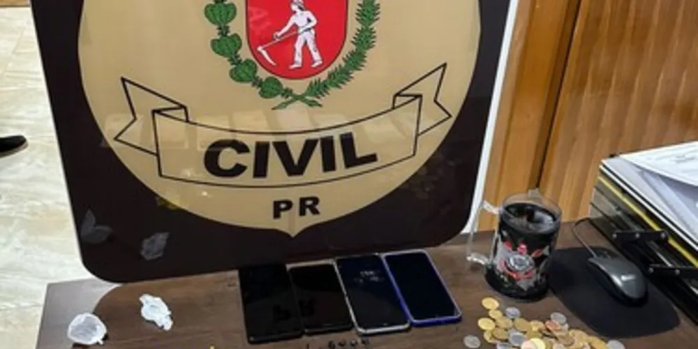 Polícia encontrou droga, dinheiro e celulares na casa do possível traficante