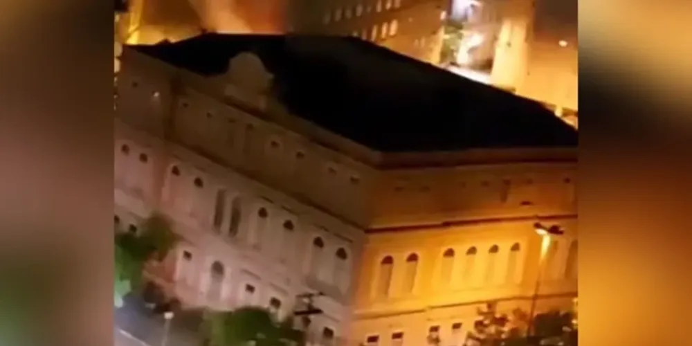 O fogo começou por volta da meia-noite em uma sala que fica anexa ao prédio, na Avenida Osvaldo Aranha