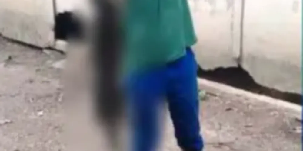 Imagem que viralizou nas redes sociais mostra o vereador segurando um animal que estaria morto
