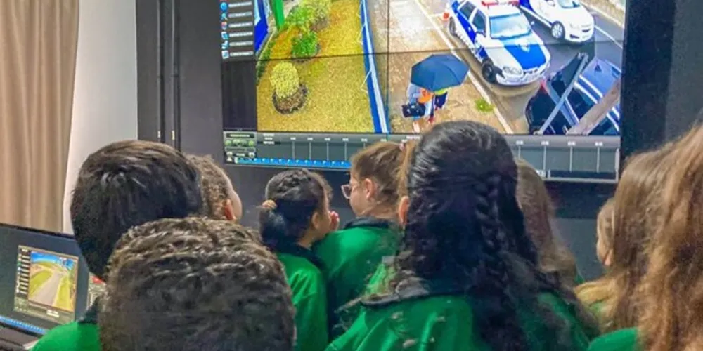 Elas são recebidas pelo diretor do DESP, Dirceu Moura Jorge, e equipe, que apresentam como as câmeras são instaladas estrategicamente em prédios públicos e ruas