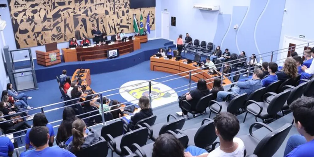 A sessão deste mês contou com a participação de alunos do Colégio Estadual Polivalente