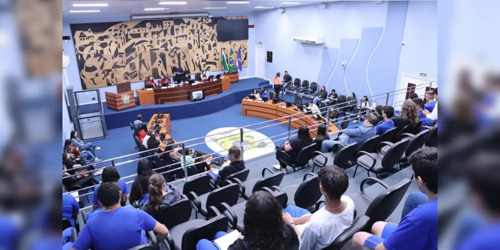 A sessão deste mês contou com a participação de alunos do Colégio Estadual Polivalente