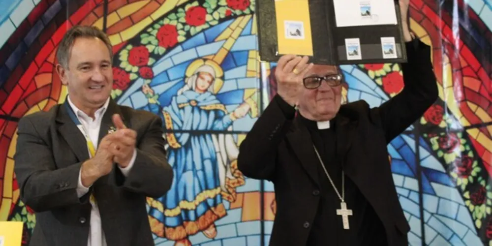 Dom Sergio, com Paulo Rodrigues, dos Correios, mostra o selo comemorativo