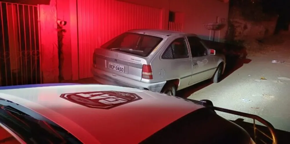 O veículo constava como furtado e estava no meio de uma rua no bairro Vila Nova