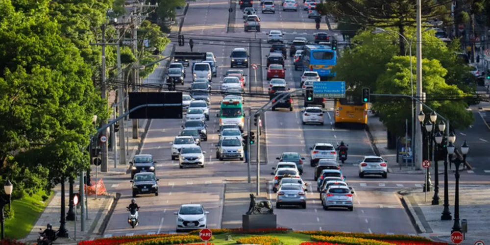 Caso seja flagrado circulando com um veículo que não esteja devidamente licenciado, o motorista estará cometendo uma infração de trânsito gravíssima