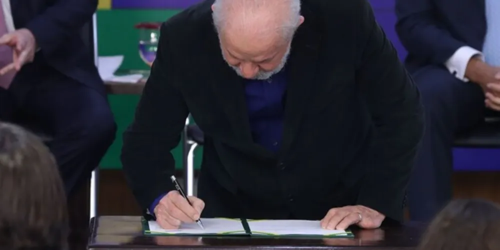 O presidente Luiz Inácio Lula da Silva assinou nesta segunda-feira (28) a medida provisória