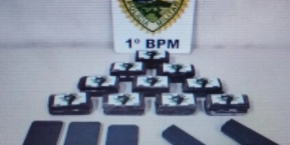 A Polícia Militar encontrou no interior do veículo 20 tabletes de substância análoga a haxixe, uma máquina de choque e dois simulacros de arma de fogo