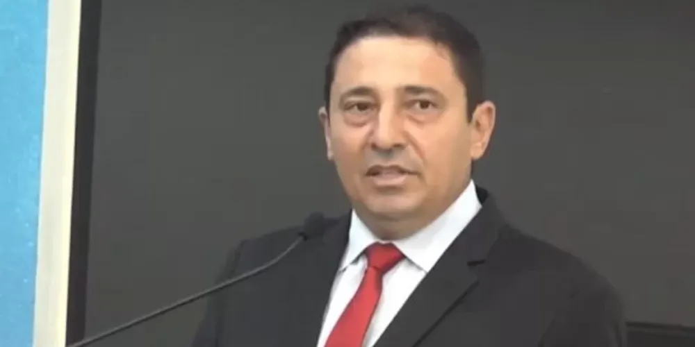 No início do discurso, Marcossem confundiu as duas primeiras letras do nome de Carlão e se desculpou. Porém, esse não foi o único “tropeço” do vereador