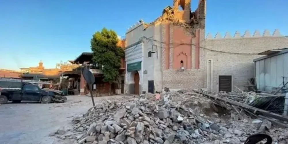 Antiga mesquita na histórica cidade de Marrakech foi bastante danificada por terremoto