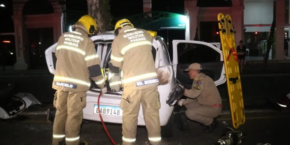 Mulher teria ficado presa às ferragens do veículo