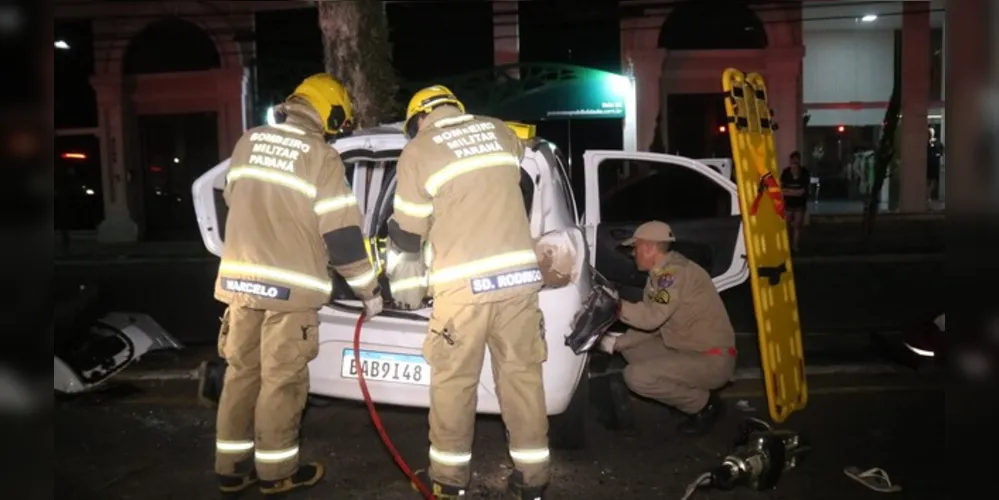 Mulher teria ficado presa às ferragens do veículo