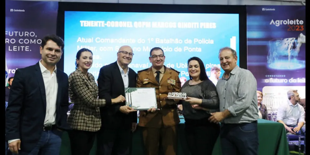 Lideranças políticas da região entregaram a homenagem ao policial durante o evento