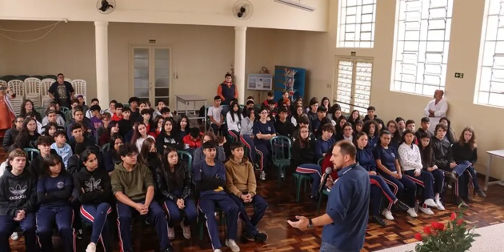 O programa reúne alunos do ensino médio em uma simulação do trabalho parlamentar