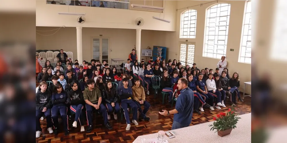 O programa reúne alunos do ensino médio em uma simulação do trabalho parlamentar