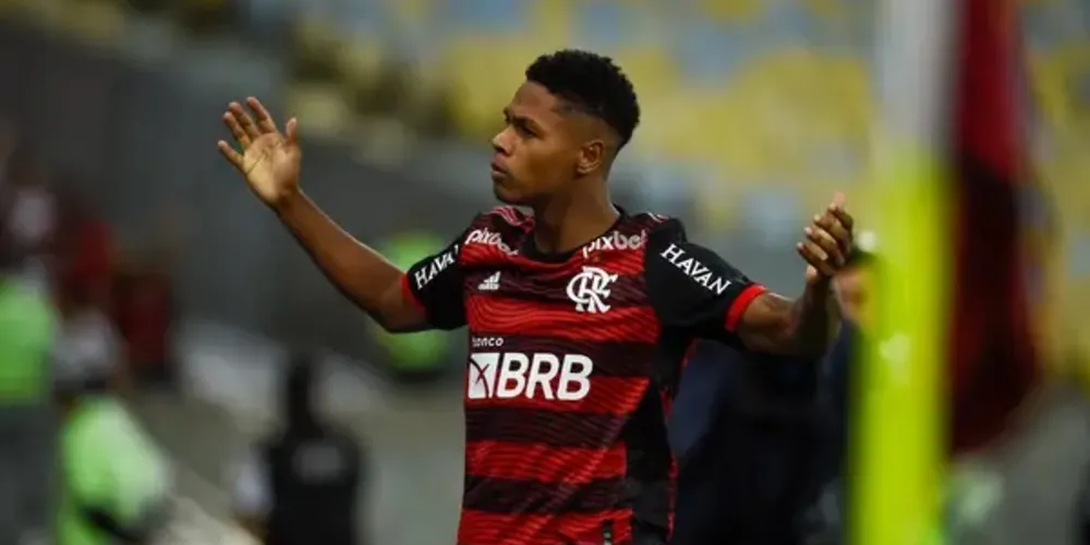 O Flamengo informou hoje que concluiu a venda do atleta Matheus França para o Crystal Palace