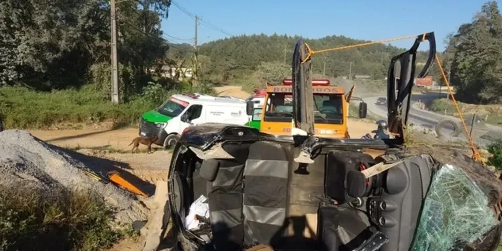 Carro capotou na Rodovia dos Minérios na manhã deste domingo (17)