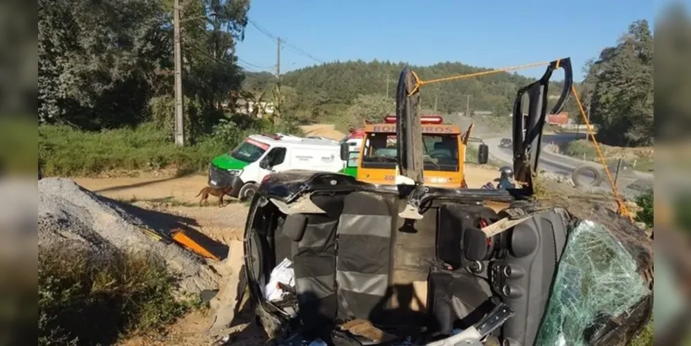 Carro capotou na Rodovia dos Minérios na manhã deste domingo (17)