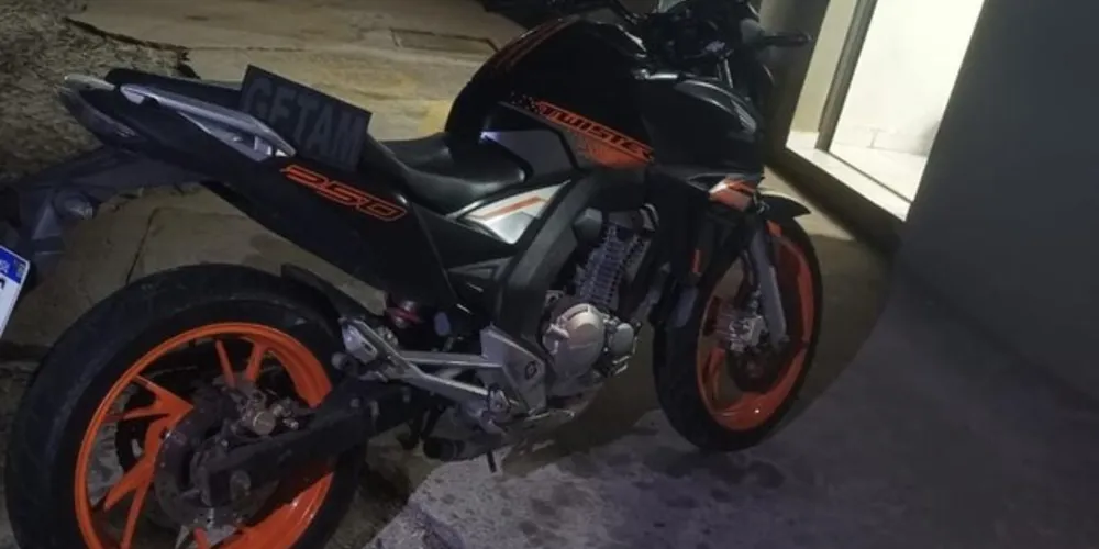 Motocicleta foi apreendida na tarde deste domingo (17)