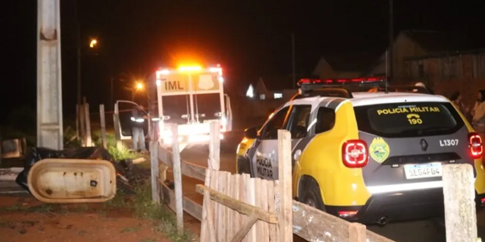 Um motociclista faleceu na madrugada desta quinta-feira (21) ao bater a moto de trilha, sem placas, contra um poste
