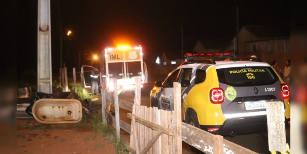 Um motociclista faleceu na madrugada desta quinta-feira (21) ao bater a moto de trilha, sem placas, contra um poste