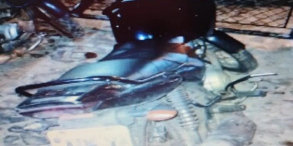 Moto com alerta de furto estava estacionada na calçada de maneira irregular