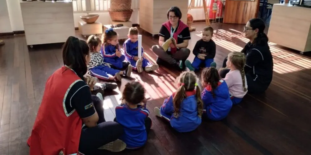 Após o diálogo, a técnica em arte e cultura e responsável pelo Museu, Adriana Andrade, propiciou uma atividade na qual todos empreenderam sua criatividade