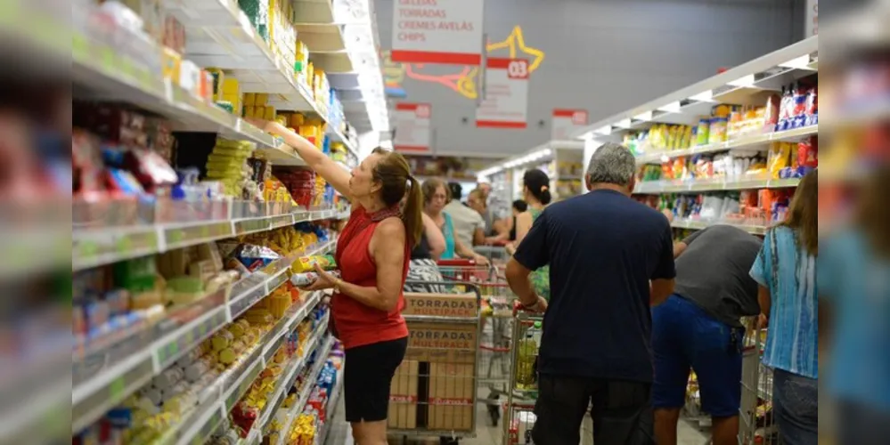 Quase 99% dos alimentos ultraprocessados comercializados no Brasil têm alto teor de sódio, gorduras, açúcares ou aditivos para realçar cor e sabor