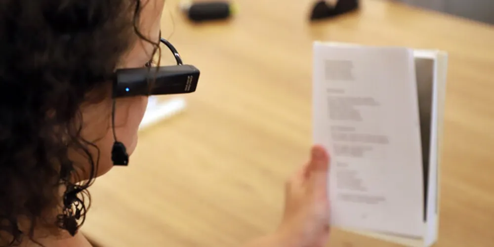 Bakri entrega óculos de inteligência artificial para crianças e adolescentes com deficiência visual da rede de ensino em Ponta Grossa.