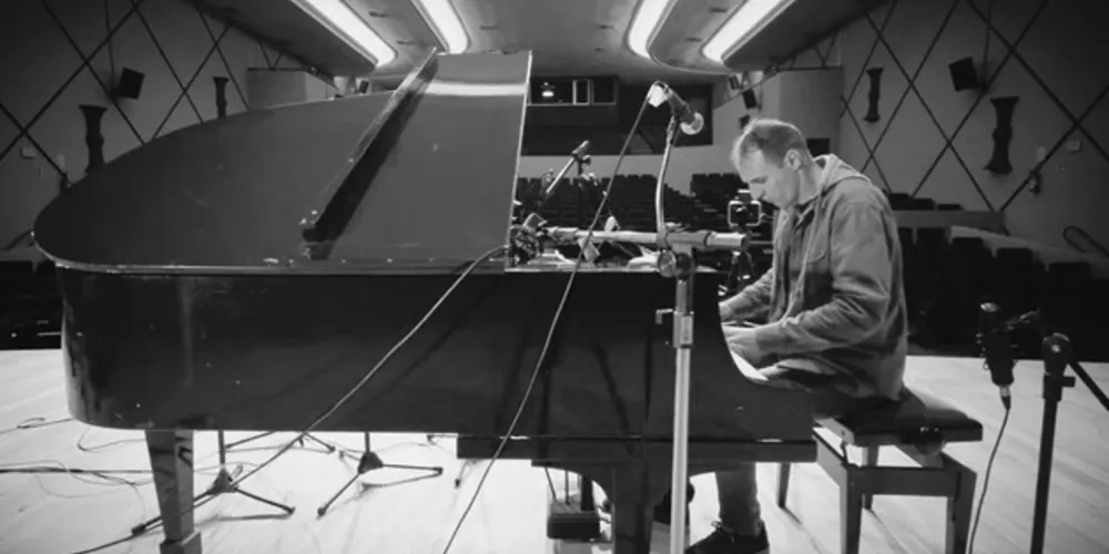 Ele disputa a finalíssima do Prêmio Rádio MEC 100 Anos, concorrendo com a música 'Passeggiata Di Domenica'