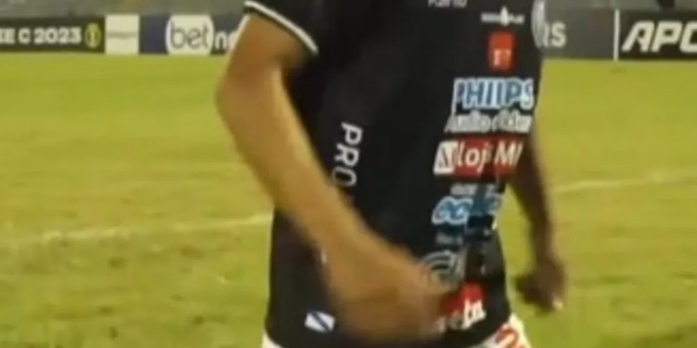 Brenno foi flagrado atravessando o campo de joelhos