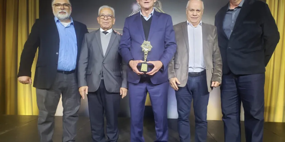 O secretário de Estado da Agricultura e do Abastecimento, Norberto Ortigara, foi premiado com o Troféu Agroleite na noite desta quarta-feira (09)