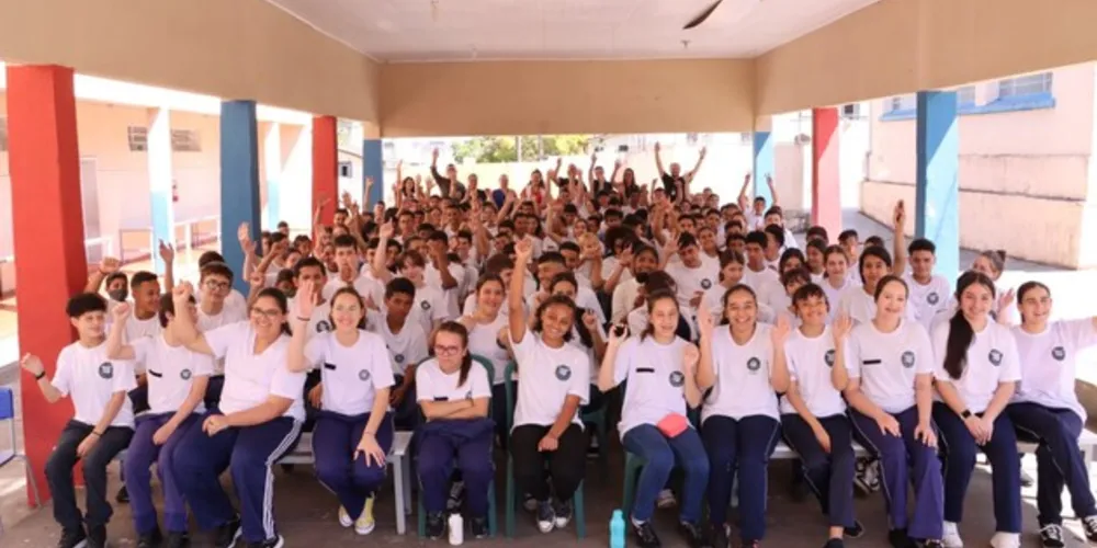A equipe de coordenação do Programa Câmara Jovem ministrou uma palestra sobre o Poder Legislativo para aproximadamente 200 estudantes