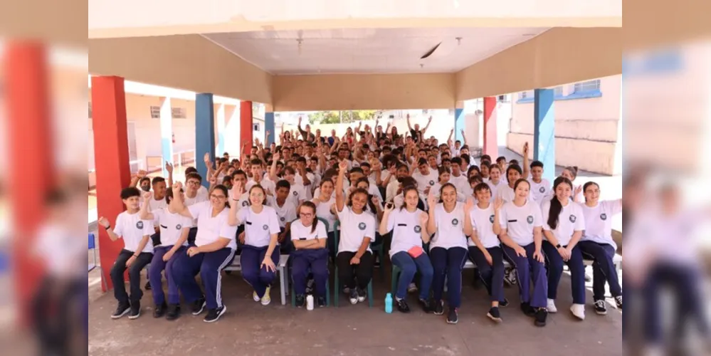 A equipe de coordenação do Programa Câmara Jovem ministrou uma palestra sobre o Poder Legislativo para aproximadamente 200 estudantes