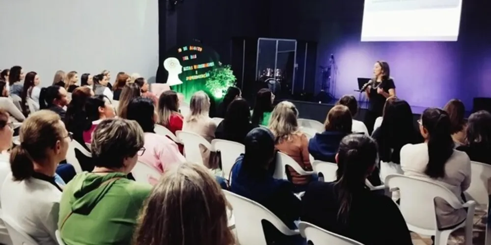 Educadores, secretária de Educação e vice-prefeita estiveram presentes no evento