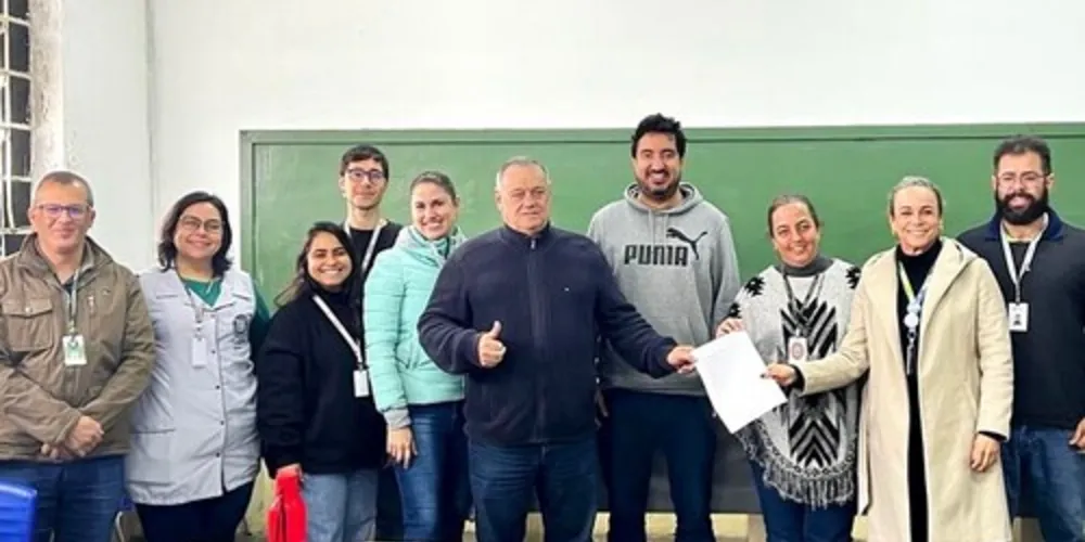 Vereador Paulo Balansin e a chefe do Núcleo Regional de Educação, Luciana Aquiles Sleutjes, estiveram nesta terça-feira (29), na escola