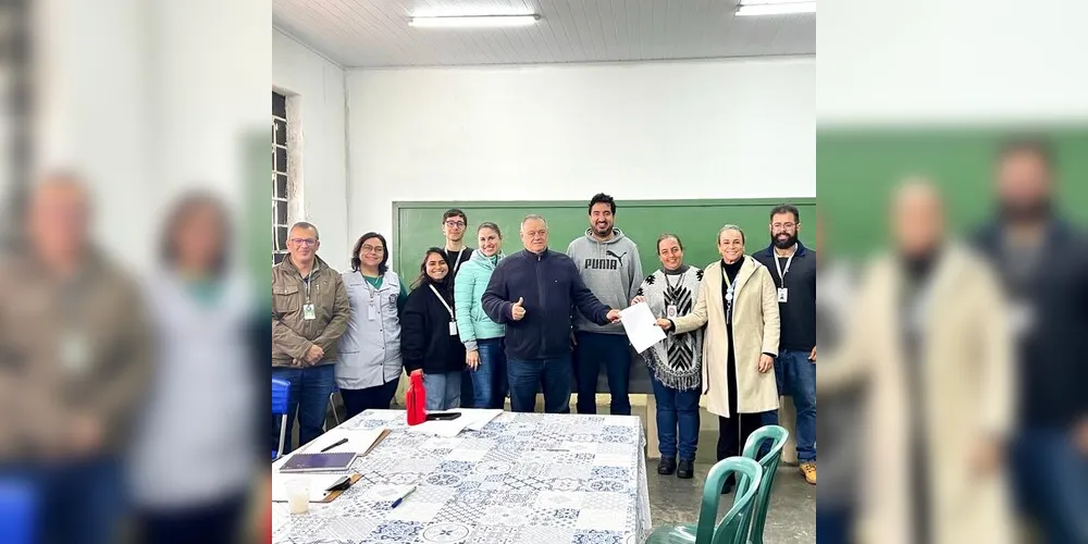 Vereador Paulo Balansin e a chefe do Núcleo Regional de Educação, Luciana Aquiles Sleutjes, estiveram nesta terça-feira (29), na escola